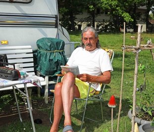 Steve Adler aus Gera hat seinen Camper seit sechs Jahren an der Koberbachtalsperre stehen. Er genießt die Freiluftsaison trotzdem.