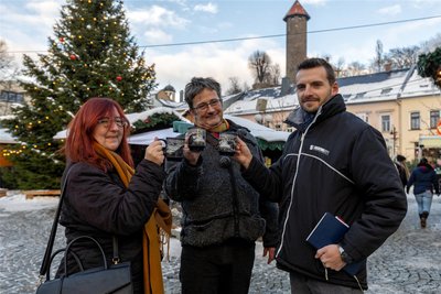 Das Redaktionsteam Gunter Niehus (Mitte), Florian Wunderlich und Cornelia Henze beim Test: Preise, Herkunft der Getränke, Vielfalt spielen eine Rolle.