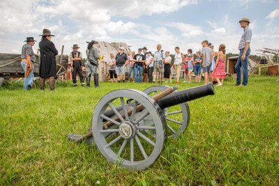 Immer gut besucht und ziemlich laut: Vorführungen historischer Waffen mit entsprechenden Erklärungen.