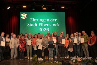 Auf der Bühne wurde es eng, als alle Geehrten zum Gruppenfoto auf die Bühne im Kulturzentrum der Stadt kamen.