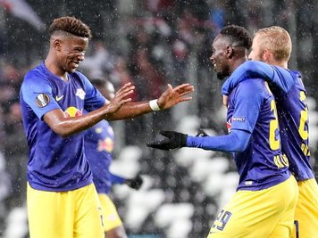 Nordi Mukiele (l)und Konrad Laimer feiern nach dem 1:0 Torschütze Jean-Kévin Augustin.