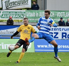 VfB-Spieler Albert Löser (l.) im Zweikampf mit Nordhausens Kapitän Nils Pichinot.