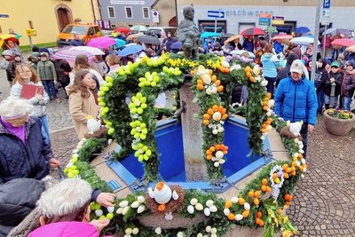 Viele Besucher waren gekommen, um mitzuerleben, wie der Prinz-Lieschen-Brunnen in Lunzenau geschmückt wird. 