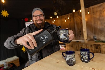 Glögg mit einem Schuss Kräuter wird zum Valhalla-Glögg bei Lukas Lenk. In seinem Imbiss gibt es nur Gutes aus Skandinavien.