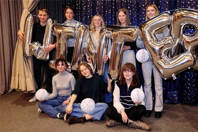 Jannis, Johanna, Joline, Santina, Mia (hinten v. l.) sowie Finja, Ada und Helene (vorn v. l.) gehören zum Org-Team des Winterballs und haben den Saal des Kulturhauses toll und passend zum Thema dekoriert.