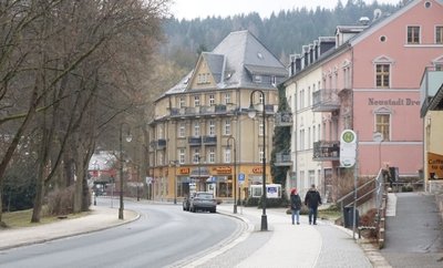 In Bad Elster, hier ein Blick in die Badstraße, fließt dieses Jahr viel Geld in die Infrastruktur. Top-Investition ist der Breitbandausbau. 