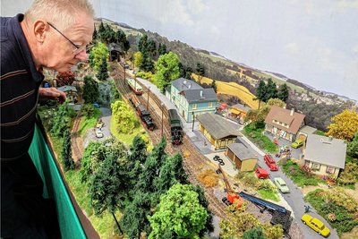Vereinschef Jochen Horst am Modell der Schmalspurbahn mit sächsischen Motiven. 
