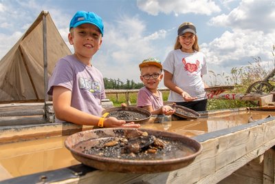 Schöne Abwechslung in den Ferien: Jonte (8), Tjore (5) und Hilda (12) aus Hannover beim Goldwaschen. Die Geschwister machen mit ihren Eltern im Erzgebirge Urlaub.