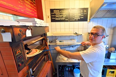 Heute bäckt Evangelos Gionis die Pizza in einem elektrischen Steinofen. Früher war der Holzofen noch 30 Sekunden schneller.
