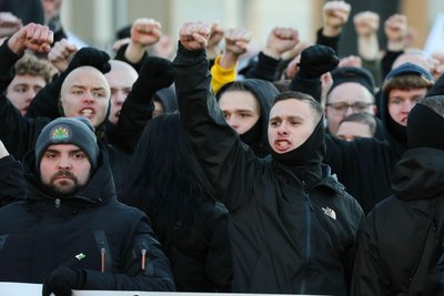 Geballte Fäuste gab es bei der Gegendemonstration der „Freien Sachsen“ zur Eröffnungsveranstaltung des Chemnitzer Kulturhauptstadtjahrs im Januar 2025. Gereckte Fäuste: Nur gegen was? Vielleicht gegen die gute Laune, die mit internationalen Gästen in die Stadt schwappte und sonst laute Rechtsextremisten ein Jahr lang übertönen sollte?