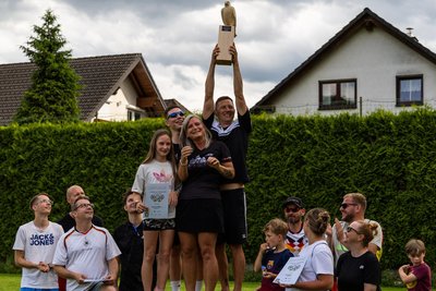 Das Team „Die Familienflitzer“ sicherte sich den Pokal der Falkenauer Dorfolympiade.