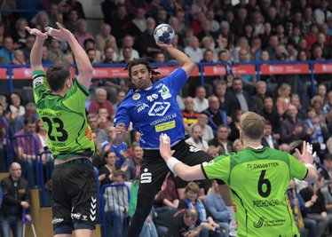 Dieudonné Mubenzem vom EHV Aue - hier in einem Heimspiel gegen den TV Emsdetten - ist während der Auswärtspartie gegen die HSG Nordhorn-Lingen Ziel rassistischer Beleidigungen von den Rängen geworden. Die HSG hat schnell auf die Vorfälle reagiert. 