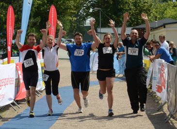  Sind als Triathlon-Neulinge gestern am Filzteich gemeinsam durchs Ziel gelaufen: Frank Irmisch, Diana Irmisch,Andreas Pult, Saskia Günther und Jens Becher (von links). 
