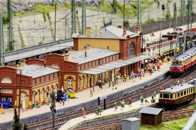 Auf den Bahnsteigen am Hauptbahnhof der Clubanlage warten die Fahrgäste auf den Zug.