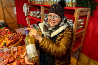 Eine traubige Note besitzt der naturtrübe Glühwein von der Fleischerei Schneider, den Anja Seidel ausschänkt. Erstmals ist „heißweiß“ am Start.