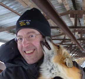Mit diesen Füchsen kann man Kuscheln: Buchautor Lee Dugatkin mit einem der Tiere auf der Farm.