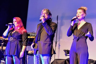 Caro von Brünken (l.) und Carmen Tannich Wallner, hier mit Yogi Lang beim Auftritt von RPWL, waren die einzigen Frauen auf der Festival-Bühne.