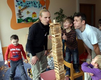 Ein seltenes Bild: In der Kita "Regenbogenland" im Zwickauer Stadtteil Eckersbach arbeiten gleich zwei Erzieher. René Schneider (links) und Marko Georgi spielen mit den Kindern der Vorschulgruppe. 