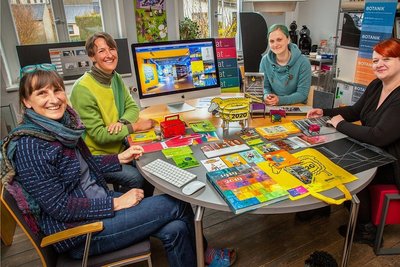 Zwei Generationen, viele Projekte: Formgestalterin Kirsten Helmstedt (57), Journalistin Anne Rom (45), Industriedesignerin Henriette Helmstedt (35) und Innenarchitektin Nicole Kluge (40) sind das Gestaltungsbüro Helmstedt/Kluge/Rom. Auf dem Tisch Material von Ausstellungen und Modelle. 