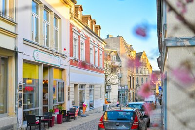 Die Pizzeria Heim liegt an der Zenkergasse. Zwei Minuten dauert es zu Fuß zum Postplatz.