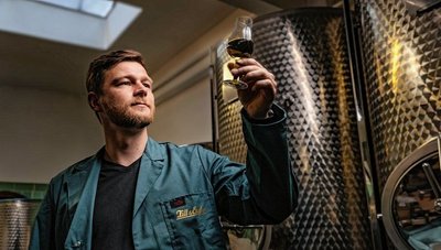 Schön dreckiggrün, so muss der Grünbitter sein. Thomas Lauer junior bei der optischen Prüfung des Aushängeschildes von Zill und Engler. Die von Generation zu Generation weitergegebene Rezeptur kennt der neue Chef nun auch.