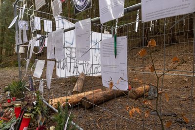 Über Crowdfunding sammeln Bekannte des vermissten Erzgebirgers Geld für dessen Bergung, die laut Oberbergamt bis zu 400.000 Euro kosten soll. An der Absperrung am ehemaligen illegalen Einstieg hängen laminierte Zettel, auf denen Statements zum Fall zu lesen sind.