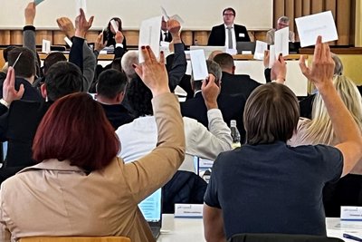 Wer aus einer politischen Entscheidung persönliche Vorteile erlangen könnte, darf weder mit darüber beraten noch abstimmen. In Chemnitz gelten neuerdings ungewöhnlich strenge Regeln.