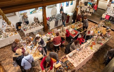 Schmuckstücke, Holzobjekte, Genähtes, Gefilztes, Geklöppeltes und Getöpfertes: Der Hobby- und Kunsthandwerkermarkt in der Nicolaikirche hat Vielfältiges zu bieten. 