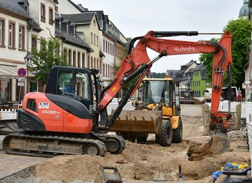 Die Busbuchten an der Rochlitzer Rathausstraße werden umgebaut. Momentan sind die Mitarbeiter der Firma HTB Rochlitz mit dem Kanalbau beschäftigt. 