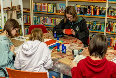 Beim Thementag Ende Februar, bei dem die Magie im Mittelpunkt stand, hat Bibliotheksmitarbeiterin Alicia Köhler (hinten) mit Kindern gebastelt.