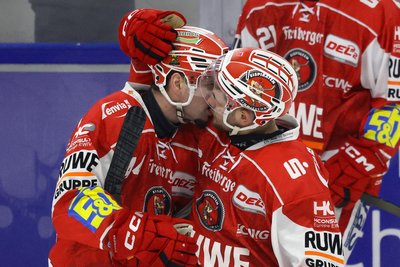 Große Freude und Erleichterung: Justin Büsing (rechts) gratuliert Robin Veber zum ersten Tor im Eispiraten-Trikot.