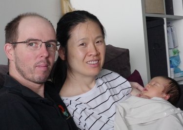 Vaterglück im fernen Australien: Martin Grießmann mit seiner Frau Gemma und der kleinen Tochter Winifried. 