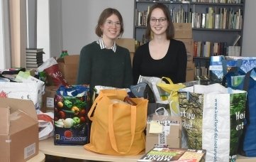 Johanna Jacob (links) und Nele Cihak vom Schülerrat, der zur Spendenaktion aufgerufen hatte. 