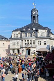Sowohl auf dem Markt vorm Ratskeller (Foto) als auch auf Oberer und Unterer Schlossstraße sowie Unterem Markt herrschte zum Ostermarkt reger Betrieb.
