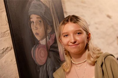 Lorine Groß (18) aus Zwickau mit „Das Mädchen mit den Kopfhörern". Sie erhielt dafür einen Hauptpreis.