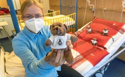 Vor allem die jüngsten Patienten erhalten bei einer stationären Behandlung einen kleinen Teddy zum Kuscheln und Trösten. Bis zu 2500 Kinder und Jugendliche werden in der Regel pro Jahr in der Klinik behandelt. Zudem ist die neue Bettwäsche für die größeren Patienten zu sehen. Im Bild: Friederike Schlemmer. 