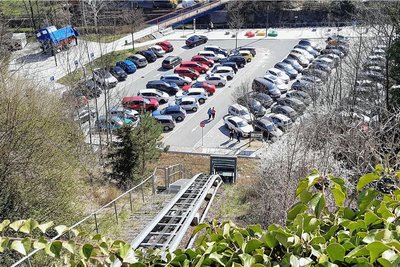 Der Parkplatz am Hammerweg in der Vorstadt war an beiden Tagen des Ostermarktes 2023 dicht belegt. Am Montagnachmittag mussten viele Parker, die den Schrägaufzug zwischen Vor- und Altstadt nutzen wollten, allerdings laufen - ein technischer Defekt bremste den Aufzug vorübergehend aus.