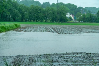 Auf Feldern sammelten sich große Wassermassen an. 