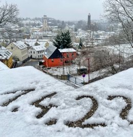 Jedes Jahr das Gleiche: Erst lässt Petrus kurz an der milden Frühlingsluft schnuppern, dann haut der Wettergott uns die Kälteklatsche um die Ohren. Schnee am 1. April wie hier in Auerbach? Keine Seltenheit. Ein Scherz damit brachte den Geschäftsführer des Vogtländischen Fußballverbandes jedoch am Freitag in Verlegenheit. 