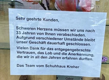 Aushang am Schaufenster des Schuhhauses Kreher in Plauen: Das Ladengeschäft wird nicht wieder öffnen. 