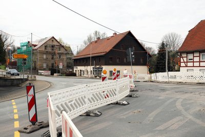 Hier kreuzen in Niederschöna Obere und Untere Dorfstarße die B 173.