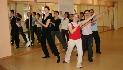 
              <p class="artikelinhalt">Die Tänzerinnen und Tänzer bei der Probenarbeit für die Gospelmesse "Gloria". </p>
            