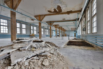In der „Grauen Fabrik“ wurden Zwischendecken untersucht.