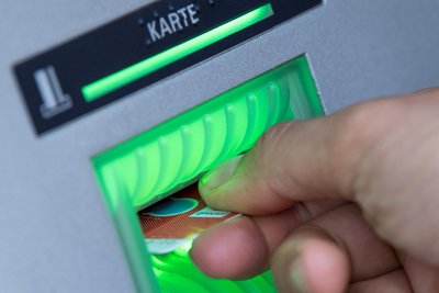Bei einem Einbruch entwendete ein Mann EC-Karten und hob später mit diesen Geld ab.