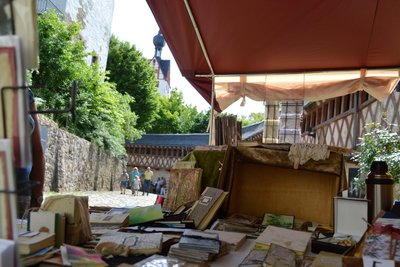 Der Hof von Schloss Rochsburg lädt am Sonntag zum Kunstmarkt ein.