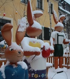  Osterhasen versanken im Schnee. 