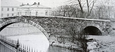 Es gab in Plauen eine alte Gössel-Brücke (im Bild) von 1836, wie das Repro aus dem Museumsheft 60 zeigt. 
