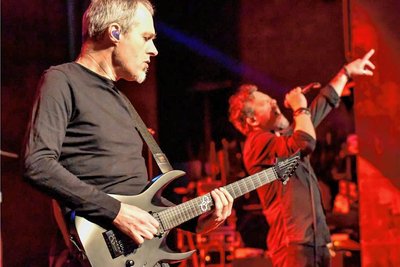 Prog-Metal mit Threshold aus England: Gitarrist Karl Groom, im Hintergrund Sänger Glynn Morgan.