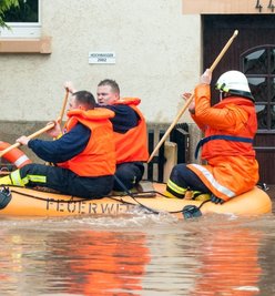  Feuerwehrleute im Hochwasser in Penig. 