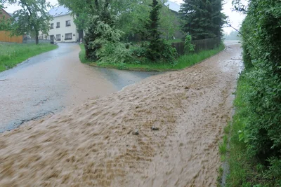 Die Dorfstraße im Schneeberger Ortsteil Lindenau steht unter Wasser.